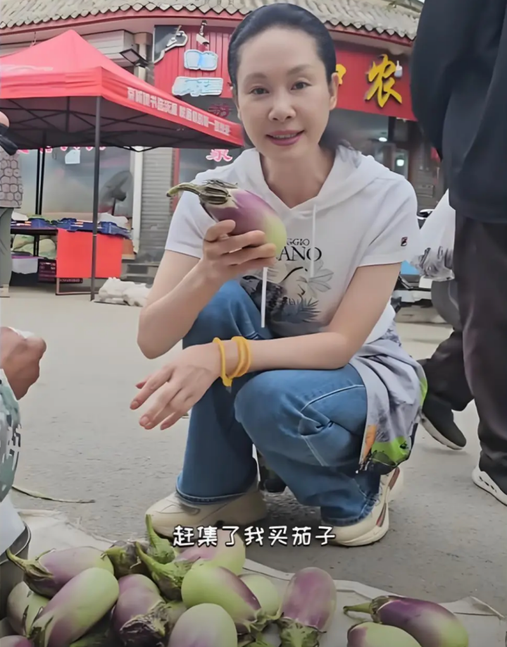 58岁于文华现状：住农村简陋房，穿着朴素赶集，原来我们都被骗了