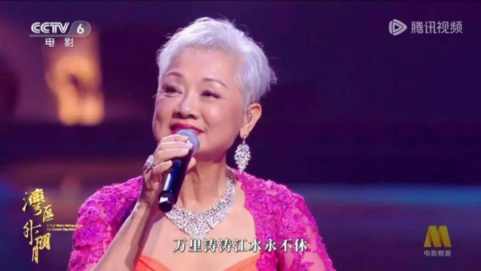 因《上海滩》成名，经历患癌、抑郁、丈夫瘫痪，如今她怎么样了？