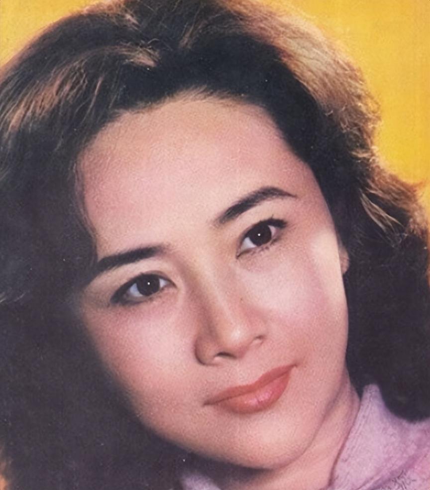 她曾被誉为“央视最美主持人”，却选择吞药自尽，如今过得如何？