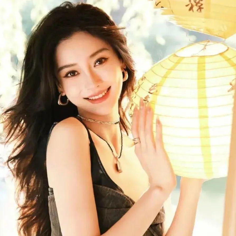 杨颖旗袍太短了，白色内裤都露出来了，为了流量真的值得么？