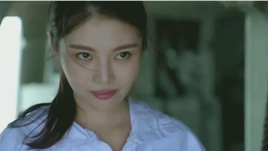 “黑帮大嫂”凭性感出圈真性情圈粉，自曝想生两孩子，多点在幕后