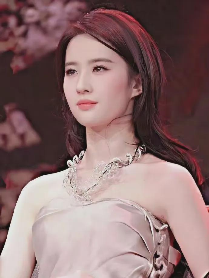 三年三爆，如今又上热搜：15岁出道，刘亦菲凭什么红了20年