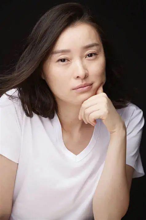 瞒不住了！陈建斌自爆19年前抛弃吴越内幕，难怪吴越至今不婚不育