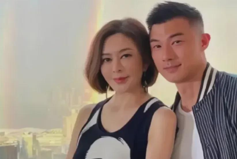 62岁的“香江美人”大方承认恋情，晒亲密合照，网友惊呼：杀猪盘