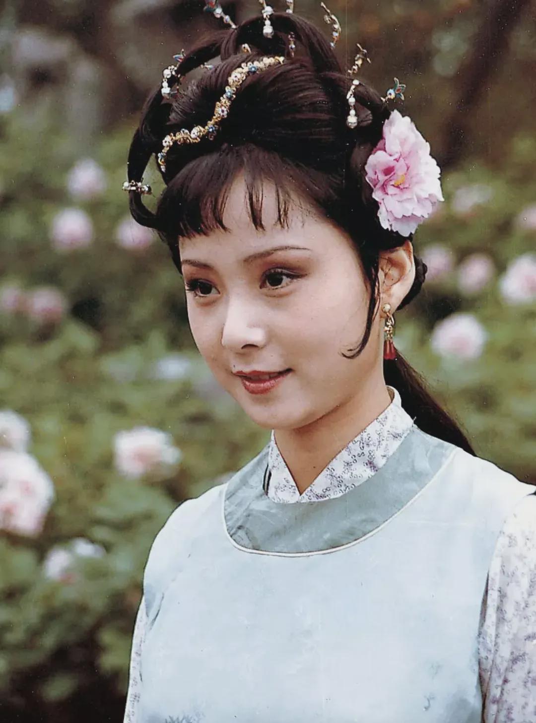 演《红楼梦》出名，却为爱出走半生，丈夫入狱身死，她现状如何？