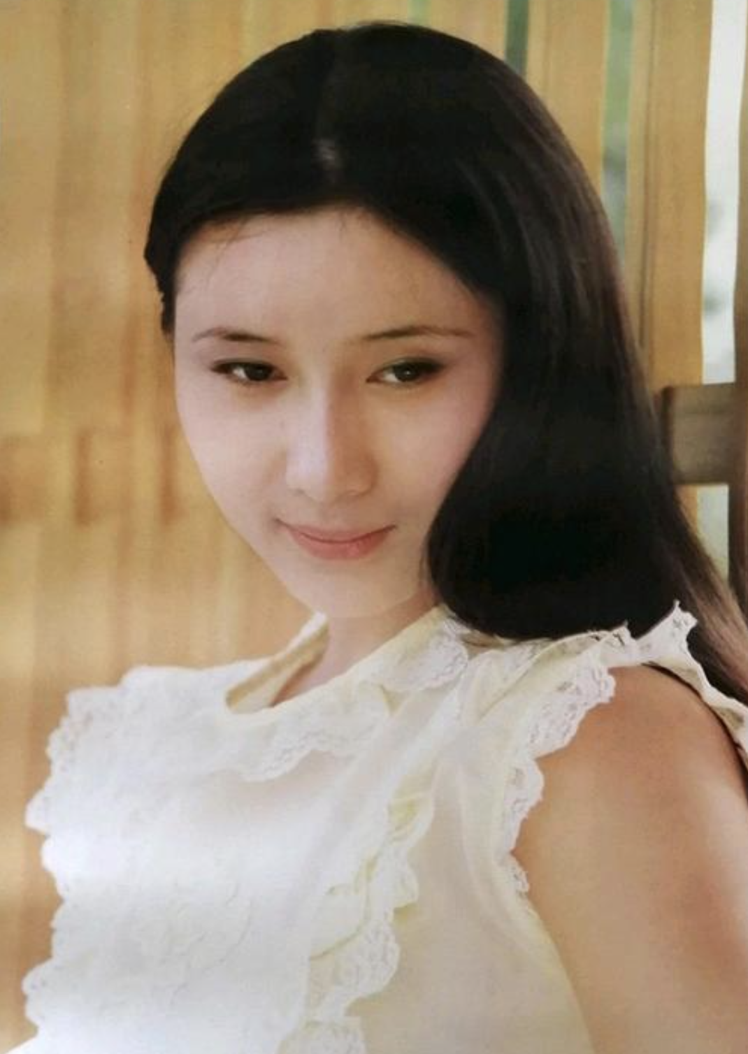 她曾火遍大江南北，不要丈夫孩子也要出国，两婚两离至今仍单身