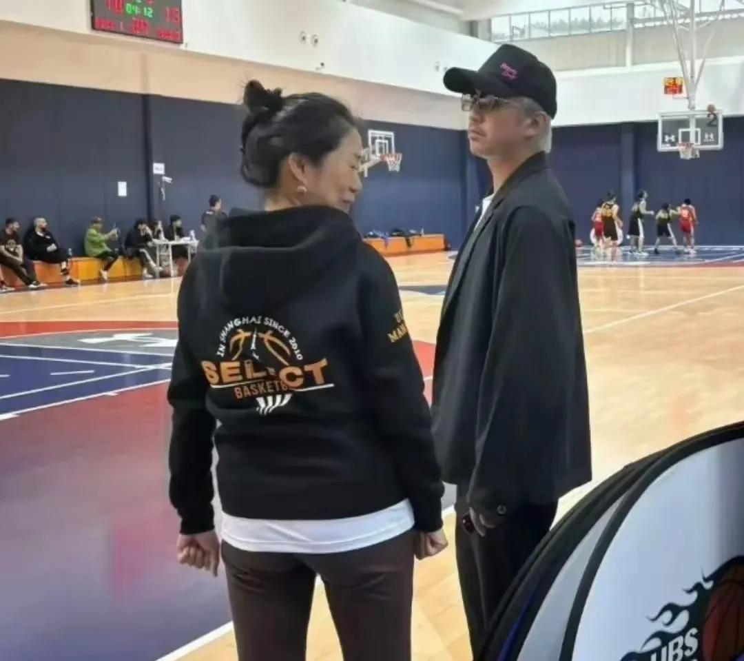 邓超近况曝光，才45岁怎么突然就一头白发了？侧脸神似周星驰