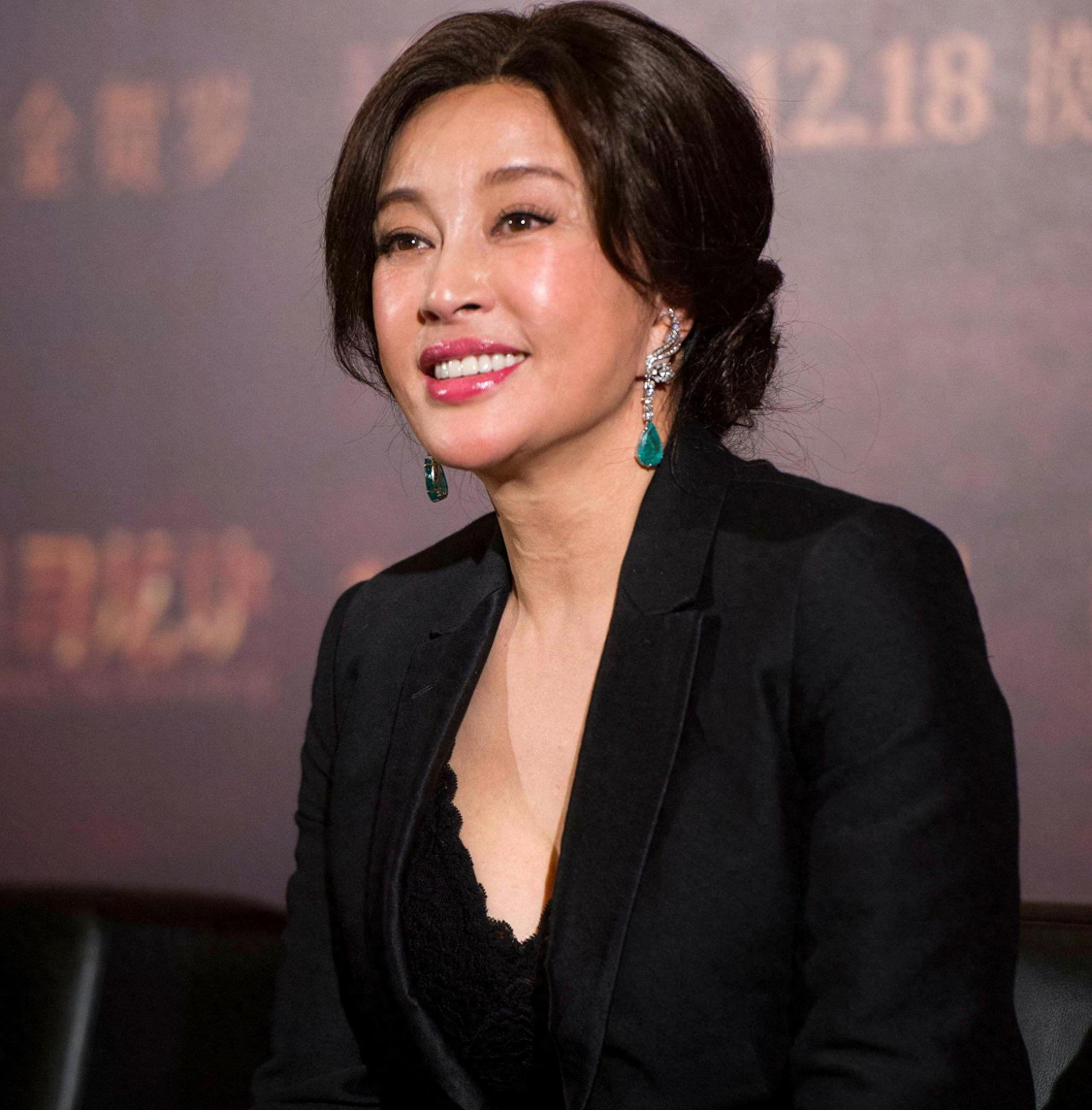 73岁刘晓庆地下情曝光!出轨小20岁男子,炸裂聊天流出,两人真会玩