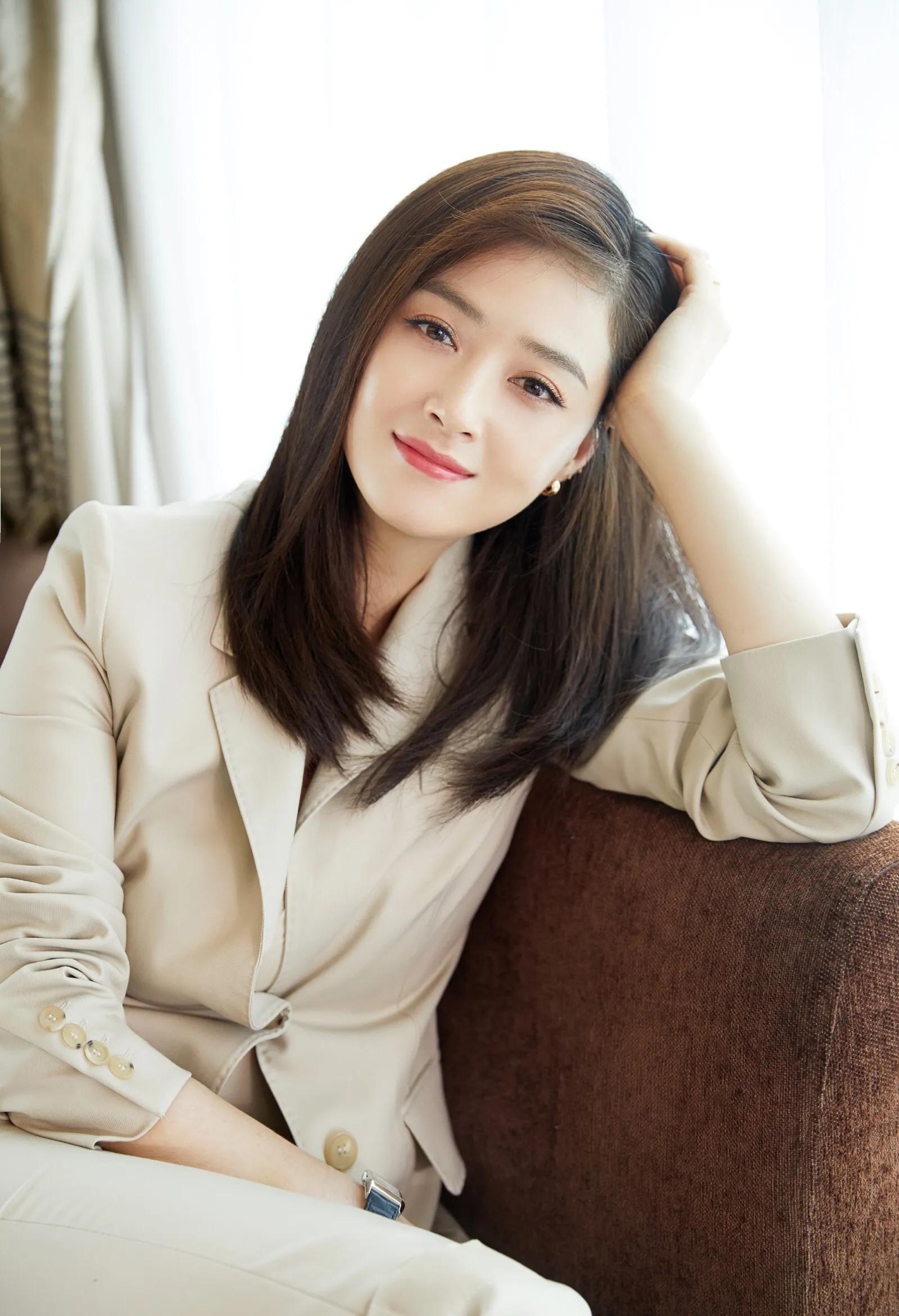 只能捡当红女星不要的坏女人剧本的蒋欣，这次捡了个大漏