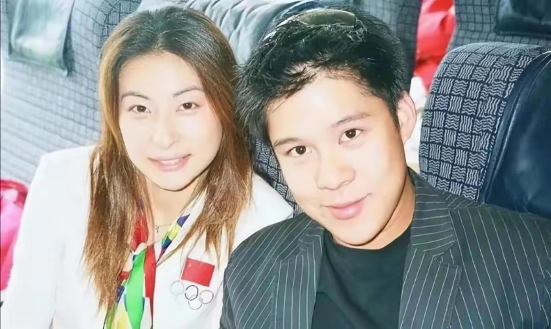 2004年奥运健儿访港时的郭晶晶，那时候真好看，难怪霍启刚想娶她