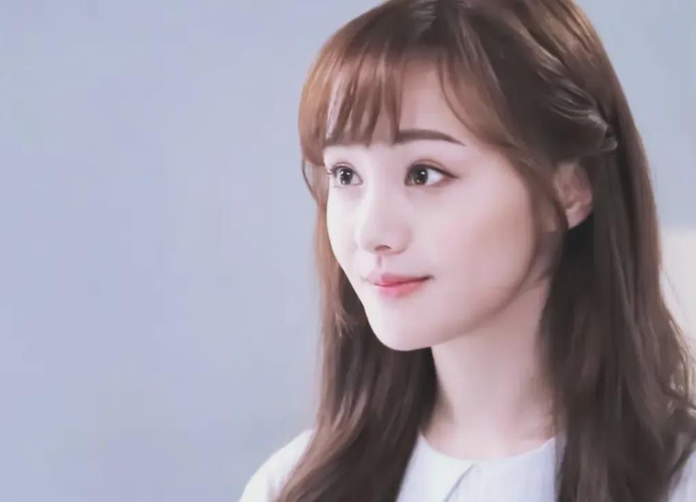 33岁郑爽国外街头被偶遇，衣着随意面容憔悴，回归素人星味全无