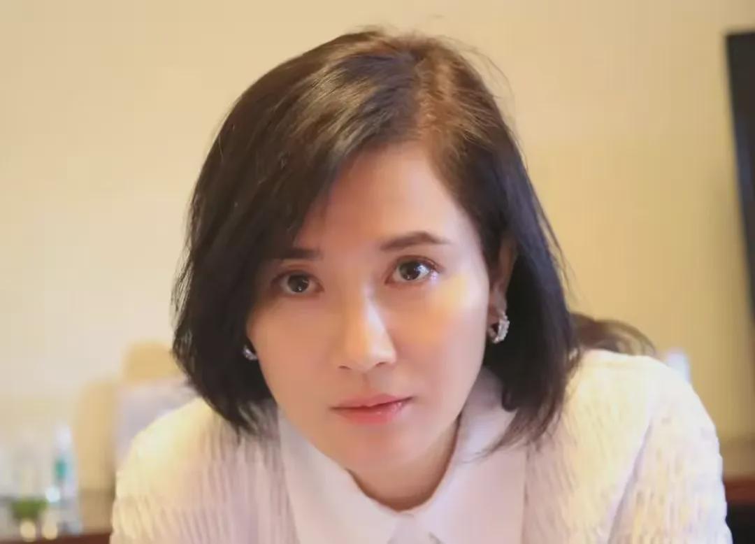 演员潘雨辰：与侯勇离婚后，和女儿相依为命，46岁不愿碰触婚姻