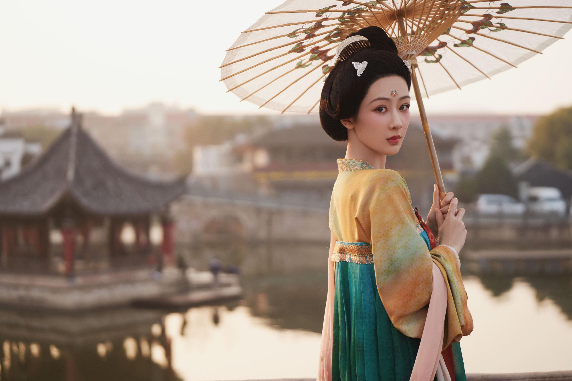 《国色芳华》将播，杨紫穿唐装很美，二搭李现超甜，又有好剧追了