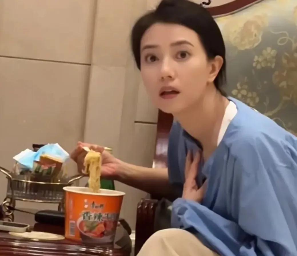 舔嘴嗦面毫无女神包袱，高圆圆机场吃泡面被拍，抬头一瞥直接封神
